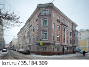 Москва, дом на углу Скатертного и Медвежьего переулков (2021 год). Редакционное фото, фотограф Дмитрий Неумоин / Фотобанк Лори