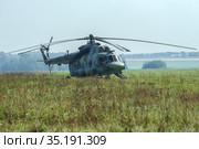 Вертолет Ми-8 (RF-04507) ВКС России стоит в поле летним днем. Московская область (2019 год). Редакционное фото, фотограф Виктор Карасев / Фотобанк Лори