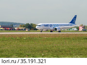Российский среднемагистральный  пассажирский самолёт МС-21-300 на взлетной полосе аэропорта Раменское перед взлетом. Фрагмент авиашоу МАКС-2019. Редакционное фото, фотограф Виктор Карасев / Фотобанк Лори