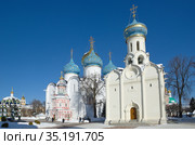 Свято-Троицкая Сергиева Лавра. Духовская церковь, Успенский собор, Успенский кладезь с часовней и Водосвятная часовня-сень. Город Сергиев Посад, Московская область, Россия (2018 год). Редакционное фото, фотограф Елена Коромыслова / Фотобанк Лори