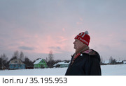 Балашихинский художник Лев Леонидович Немкович в деревне Шустино (2021 год). Редакционное фото, фотограф Дмитрий Неумоин / Фотобанк Лори