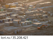 Строительство многоэтажного дома. Бытовки для рабочих (2020 год). Редакционное фото, фотограф Литвяк Игорь / Фотобанк Лори