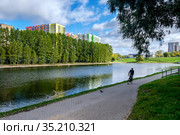 Москва, Фили-Давыдково, народный парк "Пионерский" и Мазиловский пруд (2020 год). Редакционное фото, фотограф glokaya_kuzdra / Фотобанк Лори