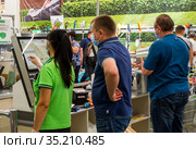 Кассы самообслуживания в магазине "Леруа-Мерлен", город Воронеж (2020 год). Редакционное фото, фотограф Вячеслав Палес / Фотобанк Лори