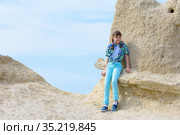 Девочка десяти лет присела на выступ скалы отдыхая после подъема. Стоковое фото, фотограф Иванов Алексей / Фотобанк Лори