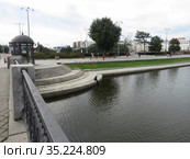 Набережная городского пруда Екатеринбурга (2019 год). Редакционное фото, фотограф Владислав Сабанин / Фотобанк Лори