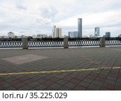 Россия. Екатеринбург. Набережная городского пруда, фрагмент ограды (2019 год). Стоковое фото, фотограф Владислав Сабанин / Фотобанк Лори