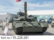 Новый российский основной газотурбинный танк Т-80У-Е1 стоит в экспозиции на Международном военно-техническом форуме "Армия-2019", Кубинка, Московская область, парк "Патриот", вид спереди. Редакционное фото, фотограф Малышев Андрей / Фотобанк Лори