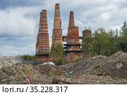 Руины печей для обжига извести на заброшенном мраморно-известковом заводе. Рускеала, Карелия (2020 год). Стоковое фото, фотограф Виктор Карасев / Фотобанк Лори
