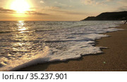 Beautiful sunset above sea and sandy beach. People swimming in warm water. The Alanya resort, Turkey (2021 год). Стоковое видео, видеограф Кекяляйнен Андрей / Фотобанк Лори
