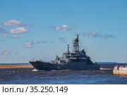 Россия. Санкт-Петербург. Военный корабль на параде в честь Дня ВМФ в Кронштадте. БДК-61 "Королев" — большой десантный корабль проекта 775М. Бортовой номер 130 (2020 год). Редакционное фото, фотограф Литвяк Игорь / Фотобанк Лори