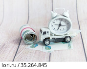 Детская машина, деньги и часы. Соблюдение законодательства о коммерческих грузоперевозках. Стоковое фото, фотограф Наталья Осипова / Фотобанк Лори