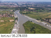 Top view of the Tiber river at its confluence with the Tyrrhenian sea near the city of Fiumicino. Italy (2014 год). Стоковое фото, фотограф Наталья Волкова / Фотобанк Лори
