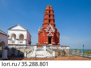 Chedi Daeng (Красная пагода) на королевском холме Phra Nakhon Khiri крупным планом солнечным днем. Пхетчабури, Таиланд (2018 год). Стоковое фото, фотограф Виктор Карасев / Фотобанк Лори