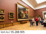 The audience at the painting of the famous Russian artist of the 19th century Karl Bryullov "The last day of Pompeii". Russian museum. Saint Petersburg. Russia (2015 год). Редакционное фото, фотограф Наталья Волкова / Фотобанк Лори