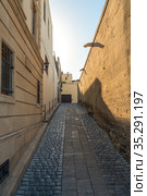 Empty street in old city Icheri Sheher of Baku, Azerbaijan. Architecture of Old city Baku. Inner City buildings. (2018 год). Стоковое фото, фотограф Константин Лабунский / Фотобанк Лори