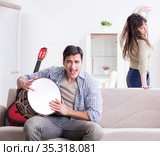Young family singing and playing music at home. Стоковое фото, фотограф Elnur / Фотобанк Лори