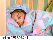 Девочка подросток накрывшись одеялом  сладко спит ранним утром. Стоковое фото, фотограф Иванов Алексей / Фотобанк Лори