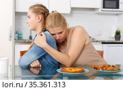 Mother apologizing to her teenage daughter. Стоковое фото, фотограф Яков Филимонов / Фотобанк Лори