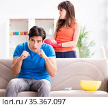 Wife unhappy that husband is watching boxing. Стоковое фото, фотограф Elnur / Фотобанк Лори
