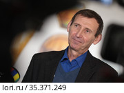Художник Владимир Полтавский даёт интервью тележурналистам (2021 год). Редакционное фото, фотограф Дмитрий Неумоин / Фотобанк Лори