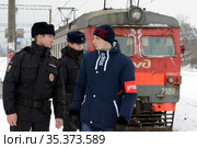 Полицейские с дружинником на платформе с пригородным электропоездом в Калуге (2016 год). Редакционное фото, фотограф Free Wind / Фотобанк Лори