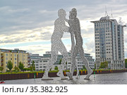 Современная скульптура «Молекулярный человек» в реке Шпрее. Берлин, Германия (2017 год). Редакционное фото, фотограф Ирина Борсученко / Фотобанк Лори