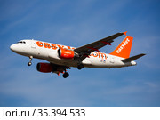 Airplane EasyJet airline lands on the runway in an aeroport El Prat city of Barcelona (2020 год). Редакционное фото, фотограф Яков Филимонов / Фотобанк Лори