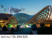 Bridge of Peace, modern pedestrian bridge over the Mtkvari River in the center of Tbilisi at night. Стоковое фото, фотограф Константин Лабунский / Фотобанк Лори