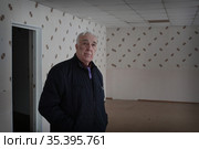 Председатель Совета ветеранов войны и труда Степанищев Виктор Борисович в опустевшем музее (2021 год). Редакционное фото, фотограф Дмитрий Неумоин / Фотобанк Лори