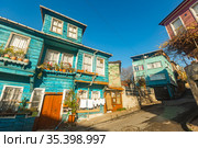 Decrepit wooden houses decorated with flowers in Eminonu, Istanbul. Стоковое фото, фотограф Яков Филимонов / Фотобанк Лори