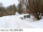 Мусор на городской улице (2021 год). Редакционное фото, фотограф Владимир Литвинов / Фотобанк Лори