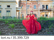 Девушка в красном платье на бежит по ступеням дворца. Стоковое фото, фотограф Литвяк Игорь / Фотобанк Лори