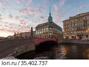 Санкт-Петербург. Вид на Красный мост и  Здание торговой компании «Эсдерс и Схейфальс» на углу Мойки и Гороховой улицу (2020 год). Редакционное фото, фотограф Литвяк Игорь / Фотобанк Лори