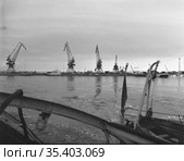 Грузовая гавань с портальными кранами и кораблями пришвартованными рядом с берегом, крупный речной порт в Сибири, Тикси, Якутия, 1962 год. Стоковое фото, фотограф Варфоломей Тетерин / Фотобанк Лори