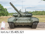 Новый российский основной танк Т-72 В3 стоит на полигоне "Алабино" в парке "Патриот", Международный военно-технический форум "Армия-2019", Московская область. Вид спереди. Редакционное фото, фотограф Малышев Андрей / Фотобанк Лори