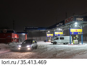 Город Ногинск. Автозаправочная станция "Глуховский текстиль Ойл" на улице Ильича. Выезжающий автомобиль светит фарами (2021 год). Редакционное фото, фотограф Наталья Николаева / Фотобанк Лори