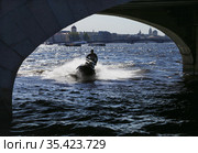 Скутер под аркой моста на реке Нева. Мужчина управляет водным аквабайком. Санкт-Петербург, Россия (2017 год). Редакционное фото, фотограф Grigory_Gez / Фотобанк Лори