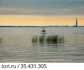 Мотодельтаплан совершает взлёт с воды. Motorized deltaplanes takes off from the water. Стоковое фото, фотограф Евгений Романов / Фотобанк Лори