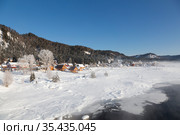 Top view of the winter Altai, the village of Artybash on the bank of the Biya River and the mountains covered with forest. Altai Republic, Russia (2020 год). Стоковое фото, фотограф Наталья Волкова / Фотобанк Лори