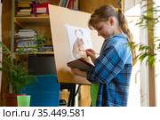 Десятилетняя девочка смотрит видеоурок и рисует рисунок на планшете. Стоковое фото, фотограф Иванов Алексей / Фотобанк Лори