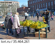 Уличная торговля мимозами в канун 8 Марта. Калининград (2021 год). Редакционное фото, фотограф Ирина Борсученко / Фотобанк Лори