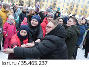 Праздник Масленицы в Балашихе, перетягивание каната (2021 год). Редакционное фото, фотограф Дмитрий Неумоин / Фотобанк Лори