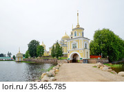 Нило-Столобенская пустынь в Тверской области, Россия. Вид на главный вход в монастырь через Светлицкую башню (2018 год). Стоковое фото, фотограф Елена Коромыслова / Фотобанк Лори