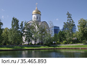 Храм преподобной Евфросинии, Великой княгини Московской в Котловке. Вид из Коробковского сада со стороны пруда Зелёнка. Москва, Нахимовский проспект (2017 год). Стоковое фото, фотограф Илюхина Наталья / Фотобанк Лори