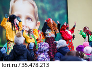 Празднование Широкой Масленицы в парке аттракционов "Диво-остров", Санкт-Петербург (2021 год). Редакционное фото, фотограф Евгений Кашпирев / Фотобанк Лори