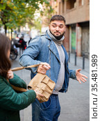 Guy snatching handbag of woman on street. Стоковое фото, фотограф Яков Филимонов / Фотобанк Лори