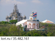 Вид на здание старинной королевской обсерватории на холме Phra Nakhon Khiri. Пхетчабури, Таиланд (2018 год). Стоковое фото, фотограф Виктор Карасев / Фотобанк Лори