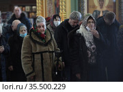 Люди во время чтения Великого покаянного канона преподобного Андрея Критского в Коломне (2021 год). Редакционное фото, фотограф Дмитрий Неумоин / Фотобанк Лори