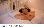 Happy naked girl stretching after sleeping in bed. Стоковое видео, видеограф Яков Филимонов / Фотобанк Лори